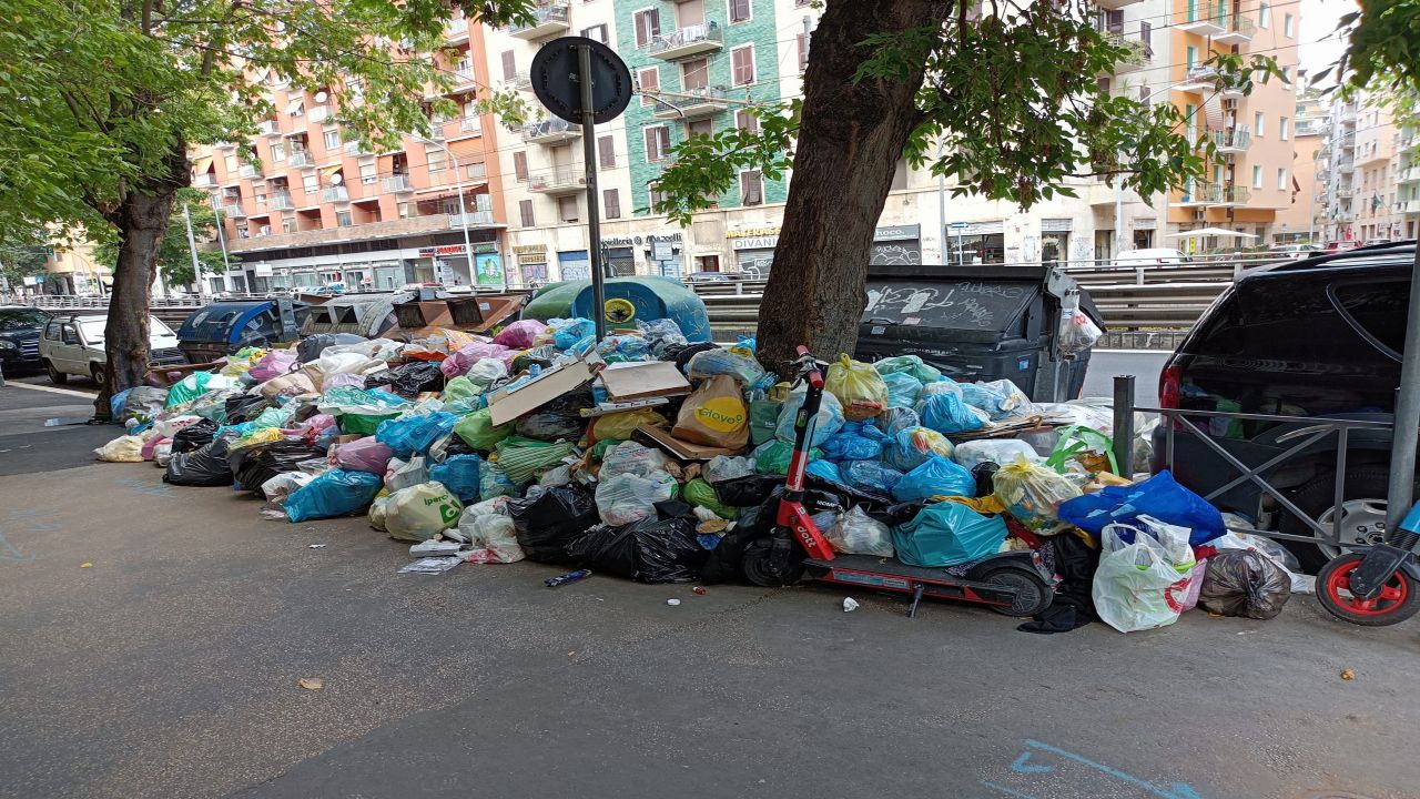 L'emergenza immondizia a Roma non si placa. Flop bidoni dei rifiuti interrati