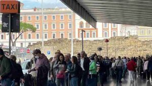 Fila per i taxi a Roma