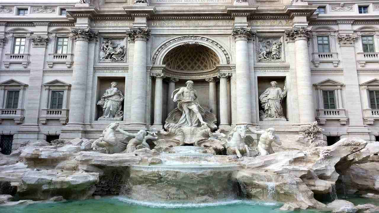 Stava insegnando loro come fare per derubare le monetine dalla storica fontana di Trevi. Arrestato 57enne egiziano