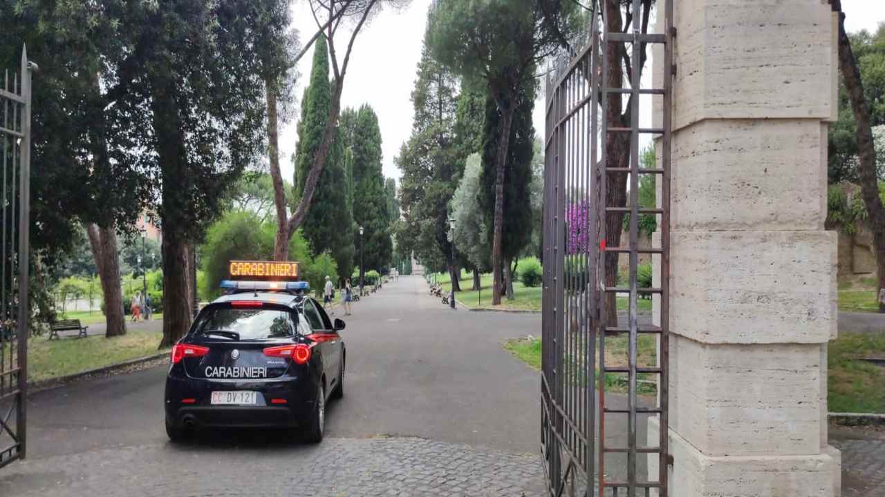 Roma, senza sosta i controlli dei carabinieri a Colle Oppio. Le verifiche hanno permesso di arrestare due persone e denunciarne altrettante. 