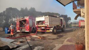 I vigili del Fuoco ancora al lavoro per tutta la notte per domare le fiamme. Sul posto anche il Pm e i tecnici dell'Asl.