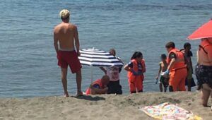 Ha un malore improvviso in acqua e muore: la tragedia ieri in spiaggia a Nettuno. A perdere la vita una donna di 60 anni.