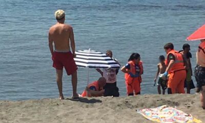 Ha un malore improvviso in acqua e muore: la tragedia ieri in spiaggia a Nettuno. A perdere la vita una donna di 60 anni.