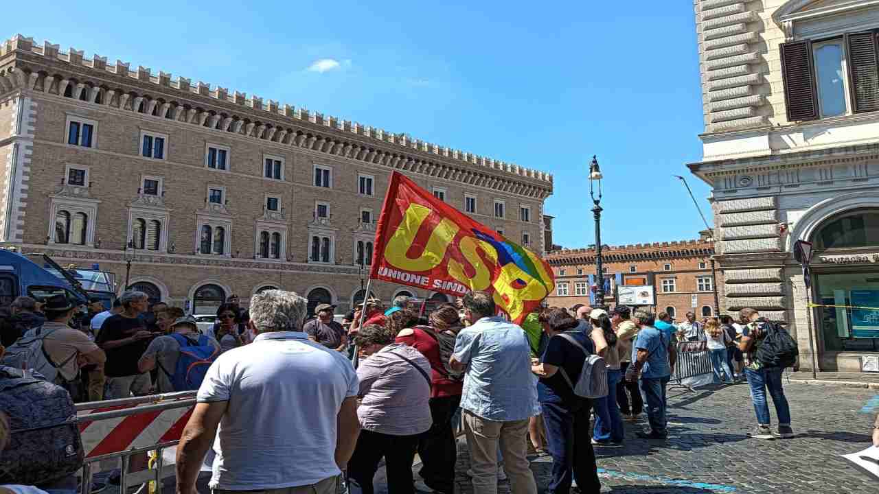 Oggi alle 14.30 la protesta dei tirocinanti TIS Calabresi. Fermati al casello i pullman diretti verso Roma e perquisiti dalla polizia.