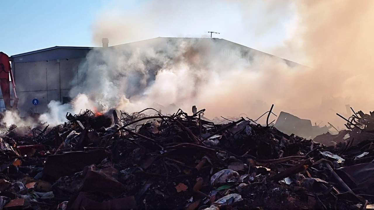 I vigili del Fuoco ancora al lavoro per tutta la notte per domare le fiamme. Sul posto anche il Pm e i tecnici dell'Asl.