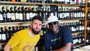 Il campione di pallacanestro americano immortalato a Roma da Patrizio Mattei di Radio Deejay in un ristorante.