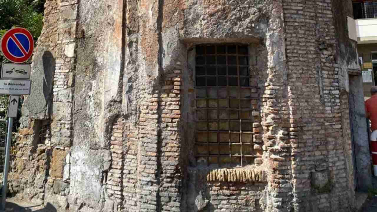 Monumento abbandonato a Roma