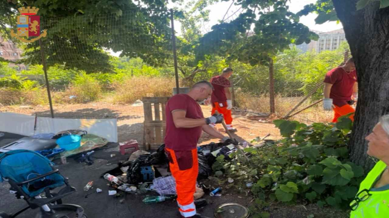 Operazione di sicurezza e decoro urbano a Monteverde - Lavoratori Ama che ripuliscono il quartiere