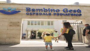 Un bambino senegalese affetto da anoftalmia bilaterale è stato operato presso l'ospedale Bambin Gesù di Roma. La sua vita migliorerà.