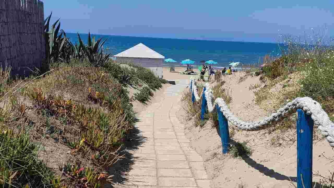 Passerella pedonale per la spiaggia libera del Comune di Ardea