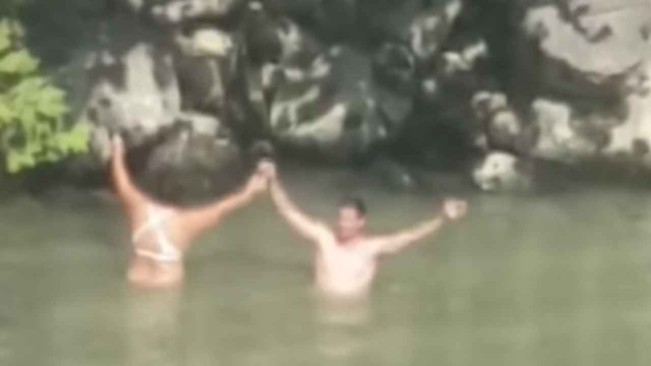 Ragazzi immersi nel Tevere