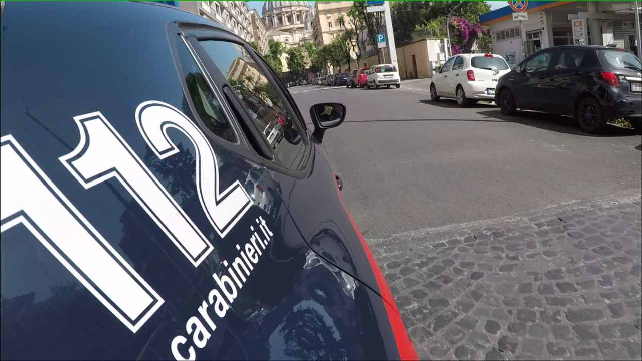 Vandali in azione presso la scuola Grazia Deledda di Aprilia: devastati ingressi ed arredi. Presenti sul posto i carabinieri