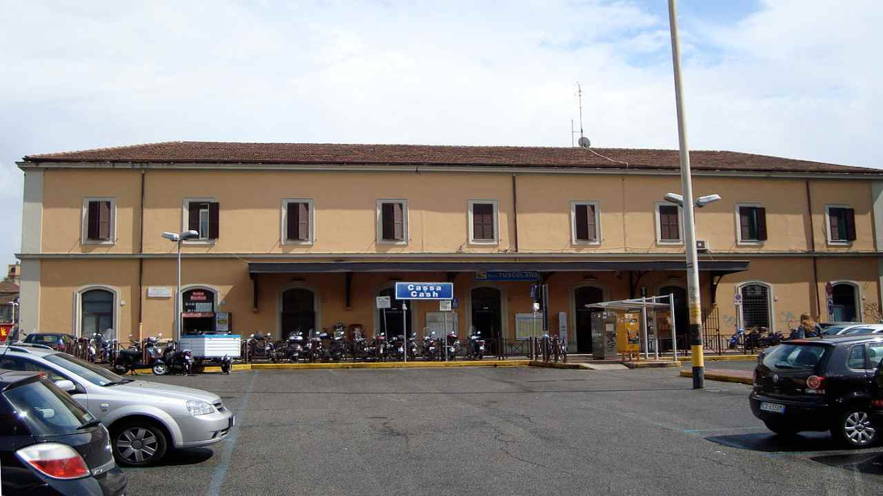 Lavori di potenziamento ferrovie italiana presso il nodo della Stazione Tuscolana. RFI ha previsto una serie di lavori in estate.