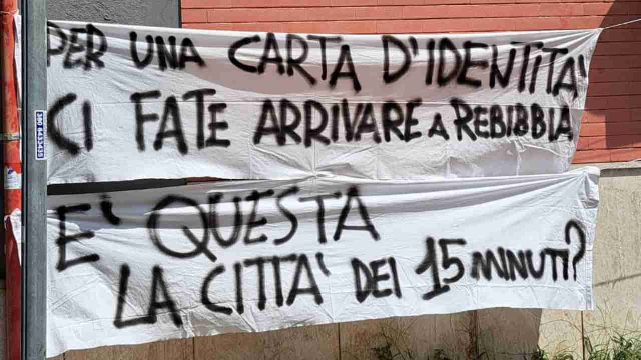 Striscioni fuori al Mercato di Portonaccio