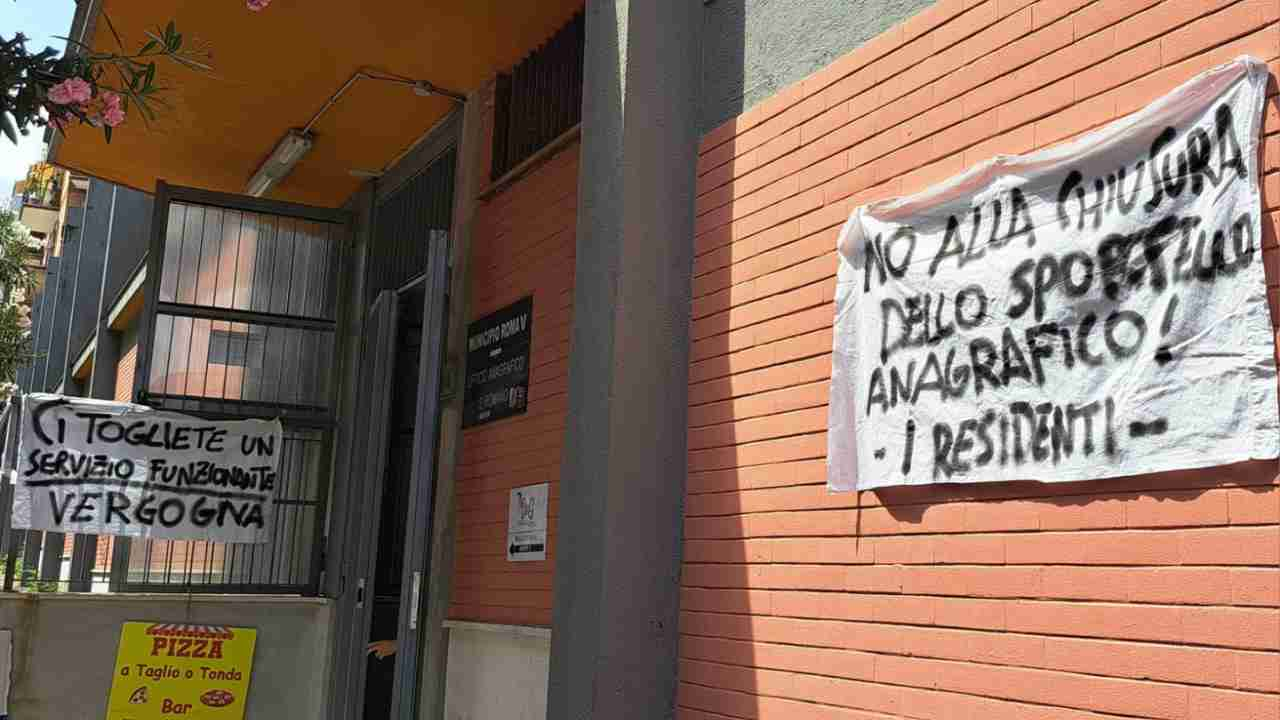 Striscioni fuori dal Mercato di San Romano