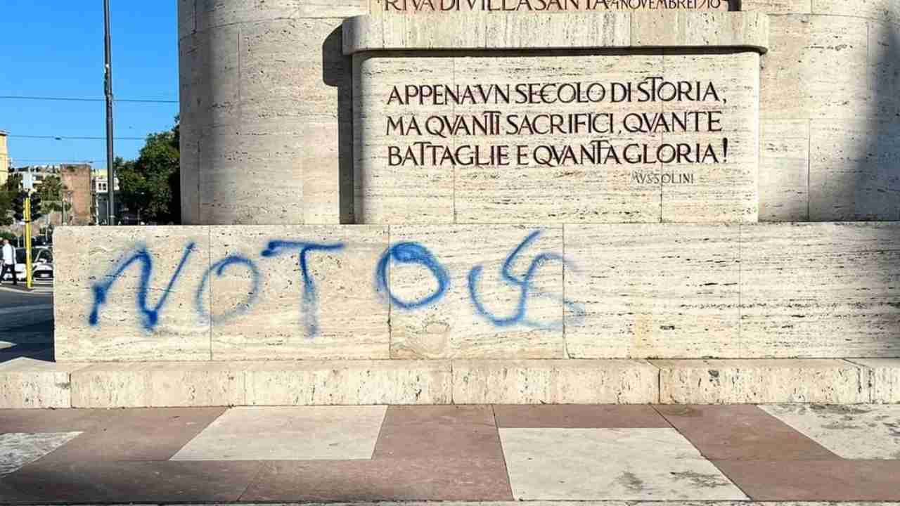 Svastica sul Monumento al Bersagliere