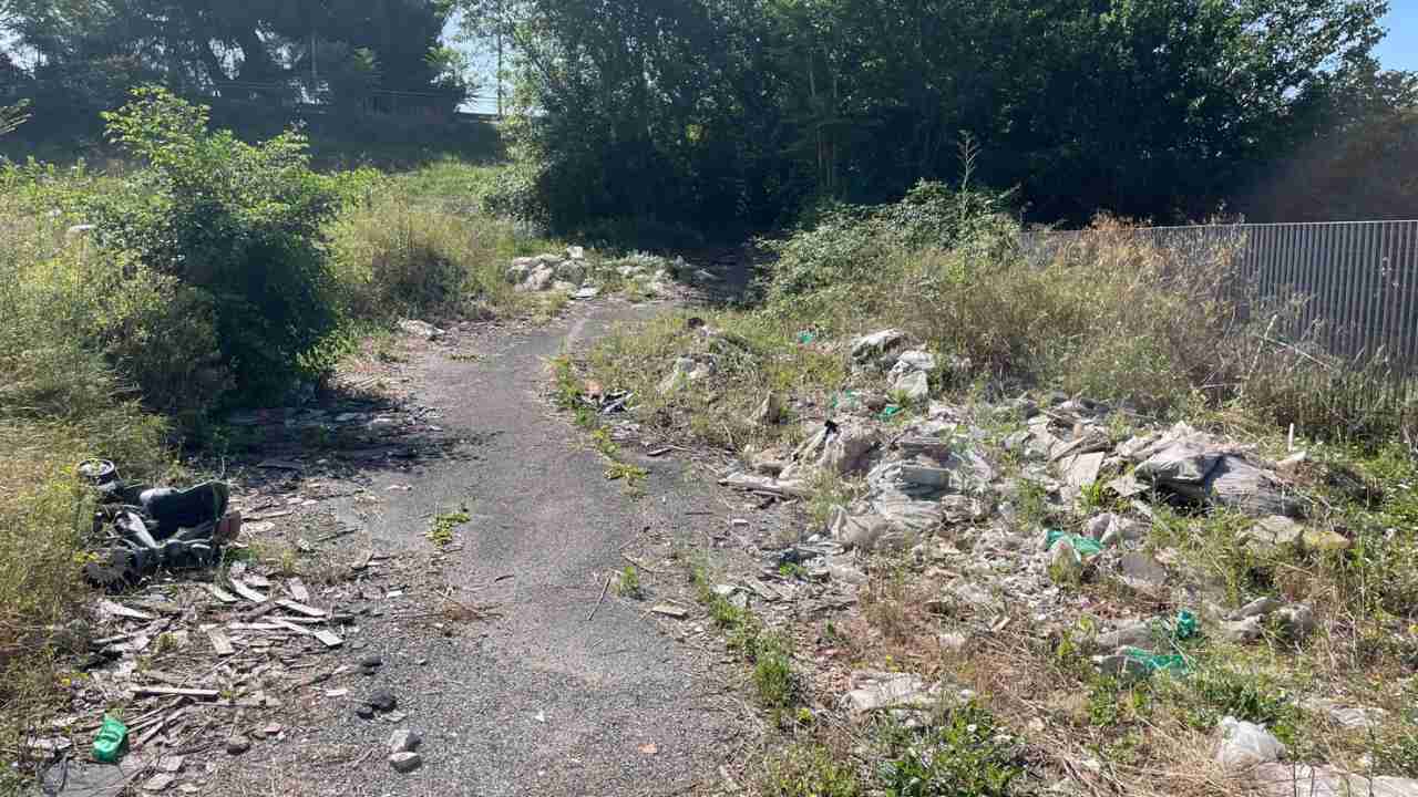Terreno coi rifiuti a Ponte Mammolo