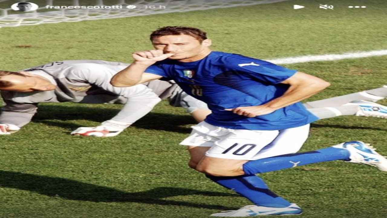 Totti pubblica la storica esultanza del ciuccio e fa scatenare i fan