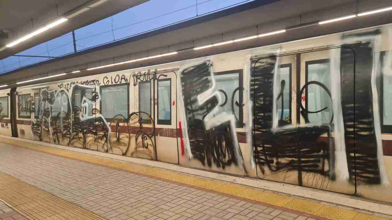 Treno vandalizzato sulla MetroMare di Cotral alla stazione San Paolo