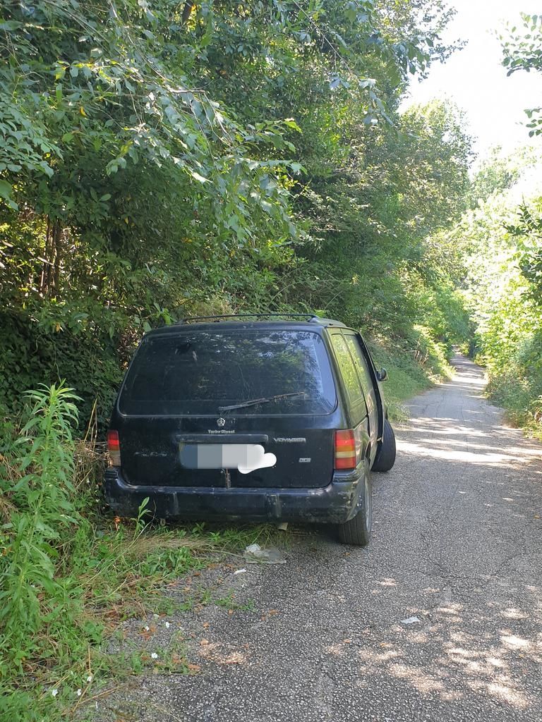 auto abbandonata sulla pista ciclabile tra magliana e tor di valle