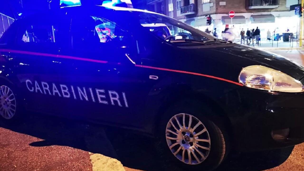 rapina con coltello e accetta a un bar di latina