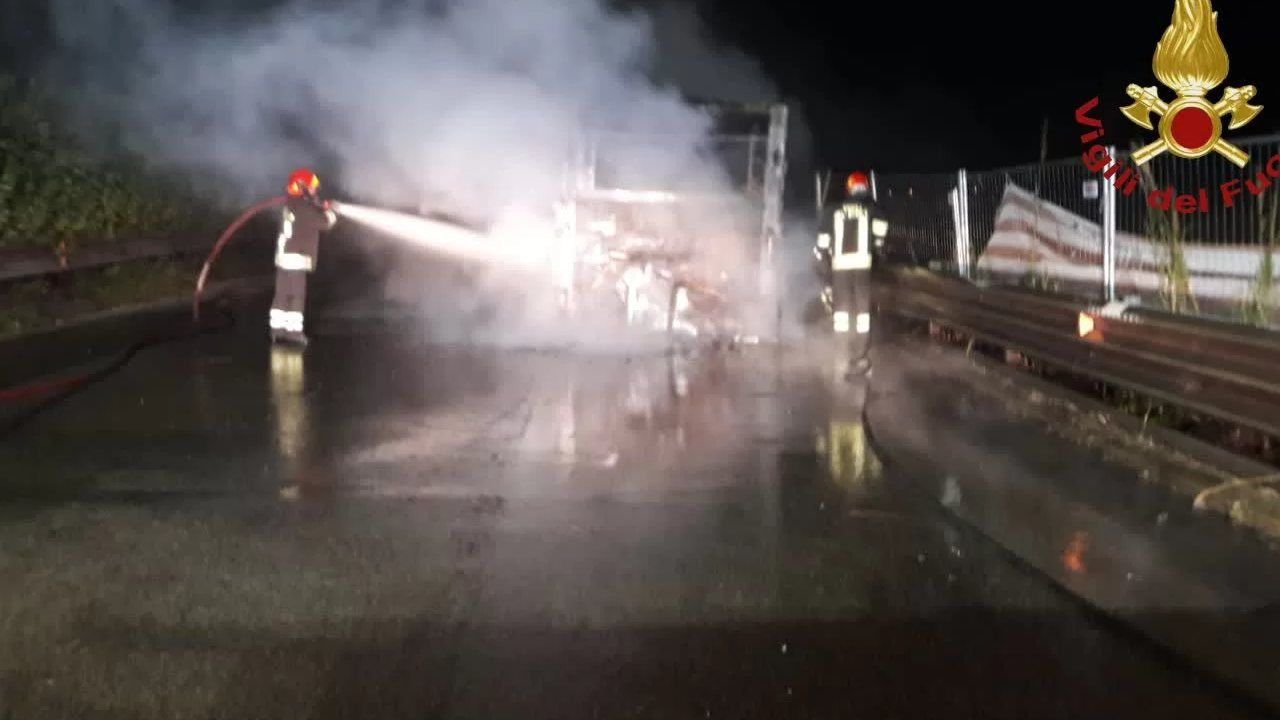 Bus atac a fuoco nella notte sulla Roma Lido