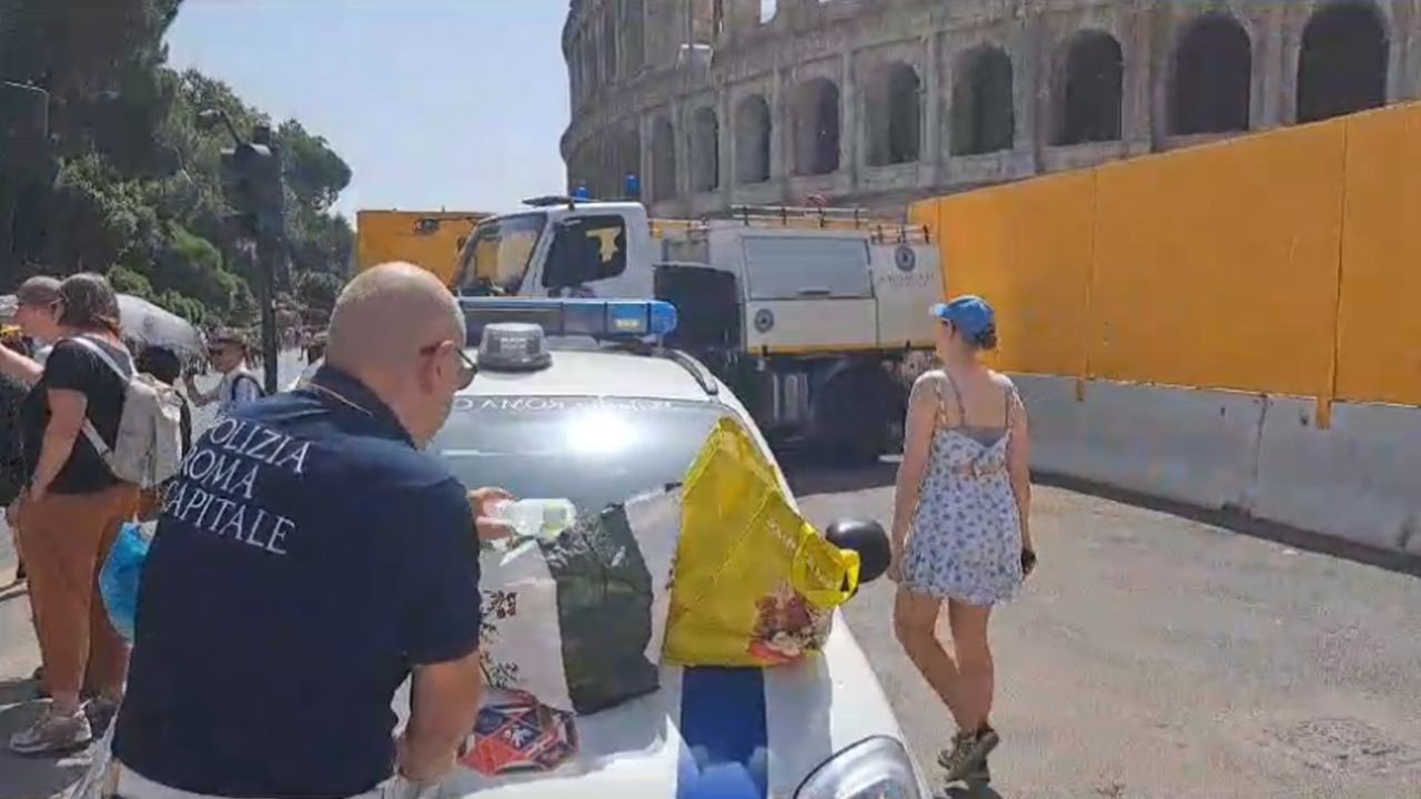 Emergenza caldo a Roma, polizia locale al colosseo contro gli abusivi