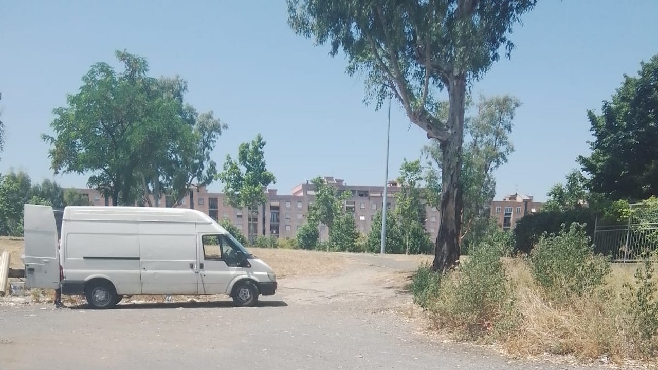 Strappa la targa al furgone dopo aver buttato i rifiuti in strada