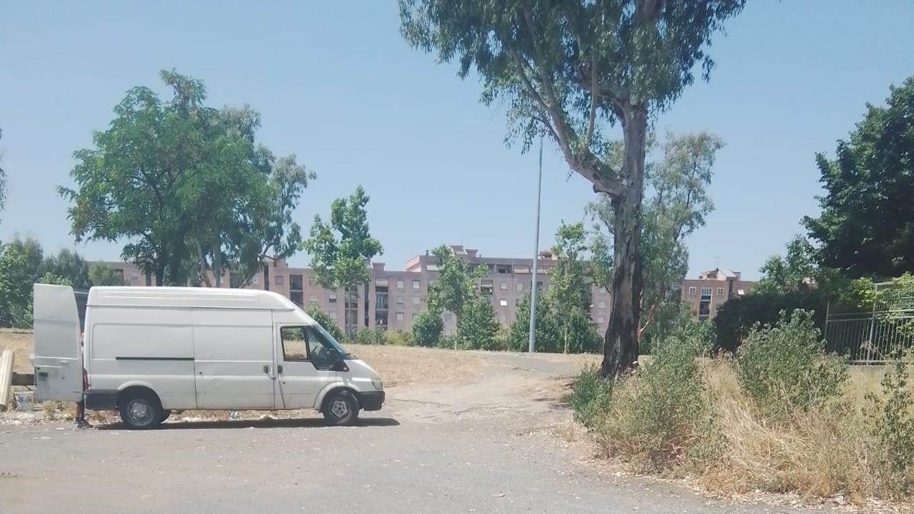 Strappa la targa al furgone dopo aver buttato i rifiuti in strada