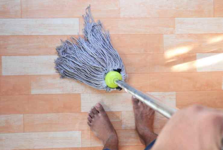 Meglio straccio o mocio per pulire i nostri pavimenti? Arriva la conferma