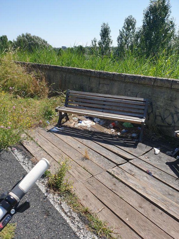 panchina sulla pista ciclabile tra Tor di Valle e Magliana