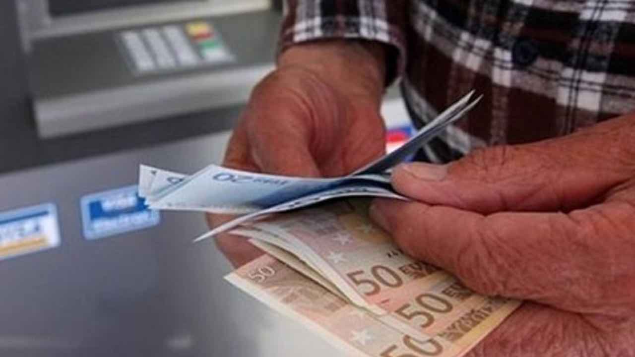 pensionato preleva soldi