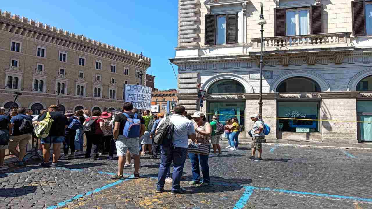 La protesta dei tirocinanti TIS .