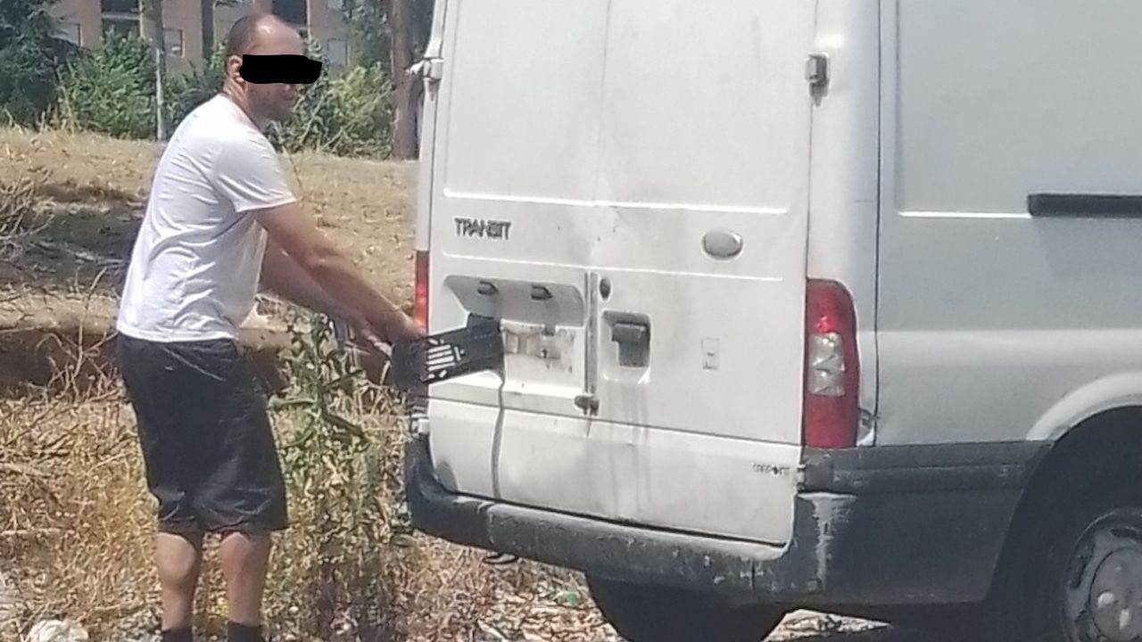 Strappa la targa al furgone dopo aver buttato i rifiuti in strada