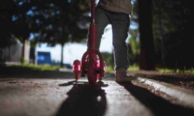 Bambina su monopattino
