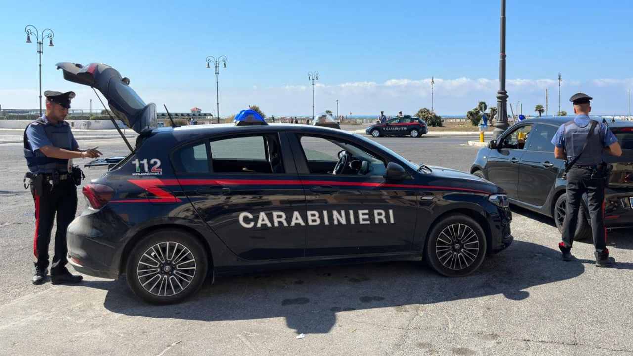 Un uomo detenuto agli arresti domiciliari presso Anzio, si è ferito rompendo il braccialetto elettronico per poi darsi alla fuga.