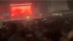 Calca sotto il palco di Travis Scott