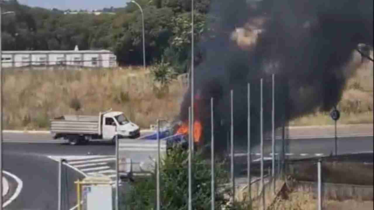 Camion in fiamme sulla Tiburtina