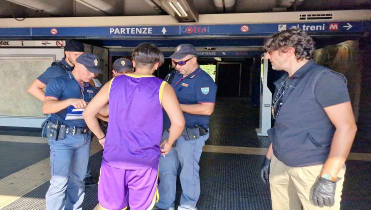 I controlli antidegrado della polizia nella metropolitana