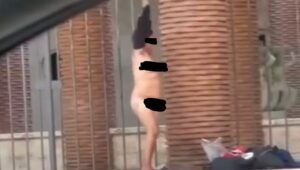 Degrado a Ostia: donna si spoglia nuda in pieno centro