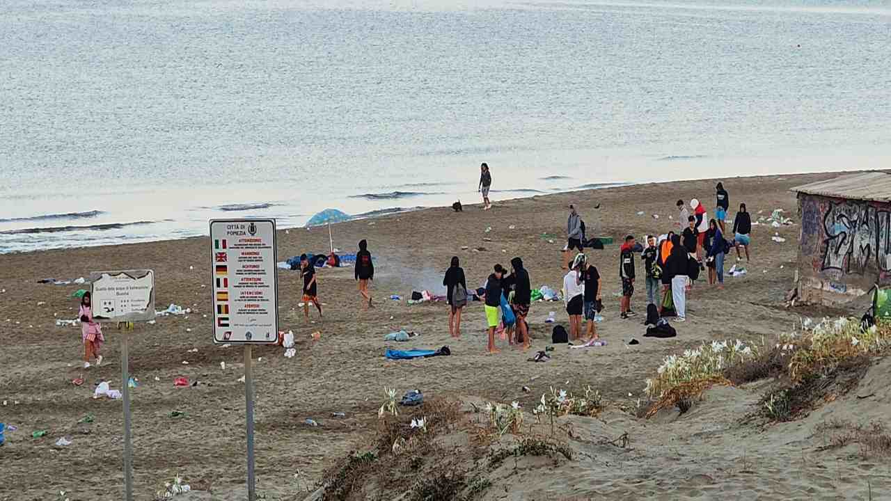 Nonostante le ordinanze dei sindaci, c'è chi comunque ha voluto trascorrere la notte di Ferragosto all'insegna di falò in spiaggia e non solo