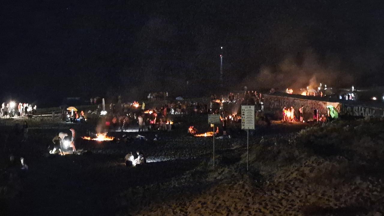 Falò di Ferragosto in spiaggia in barba alle ordinanze 