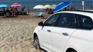 Fiat posteggiata sulla spiaggia di Ardea