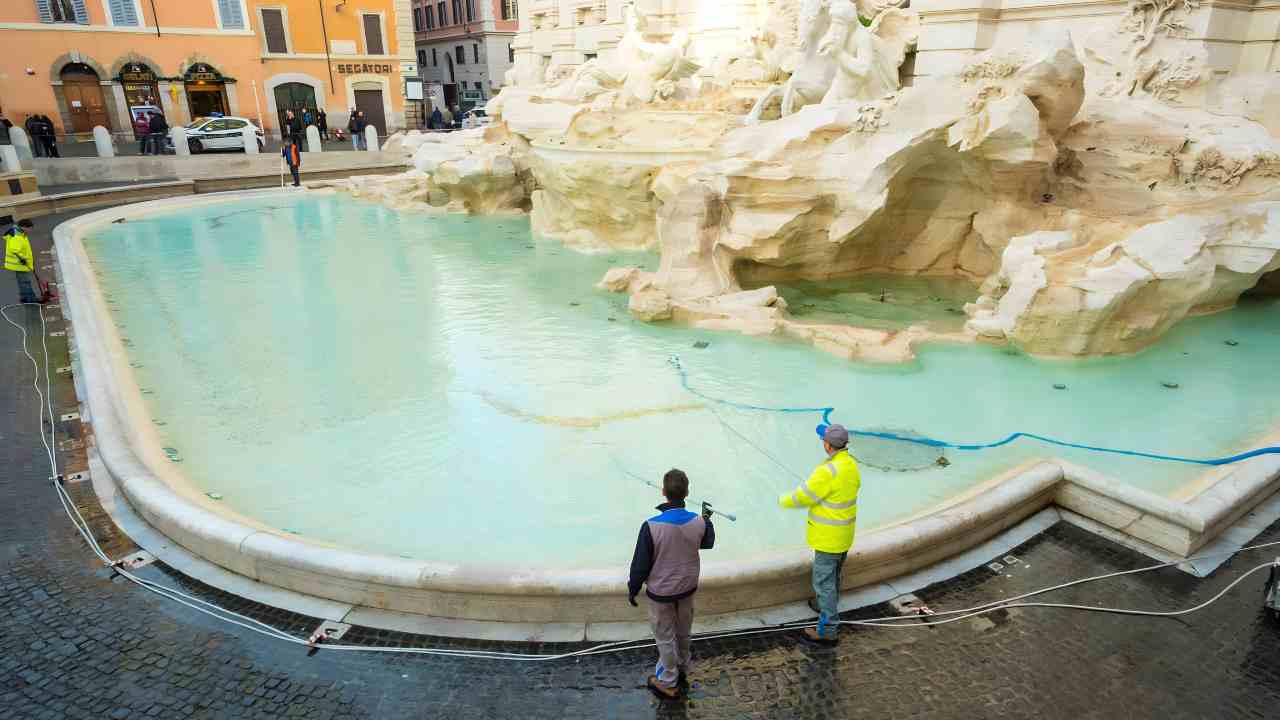 Pulizia della Fontana di Trevi