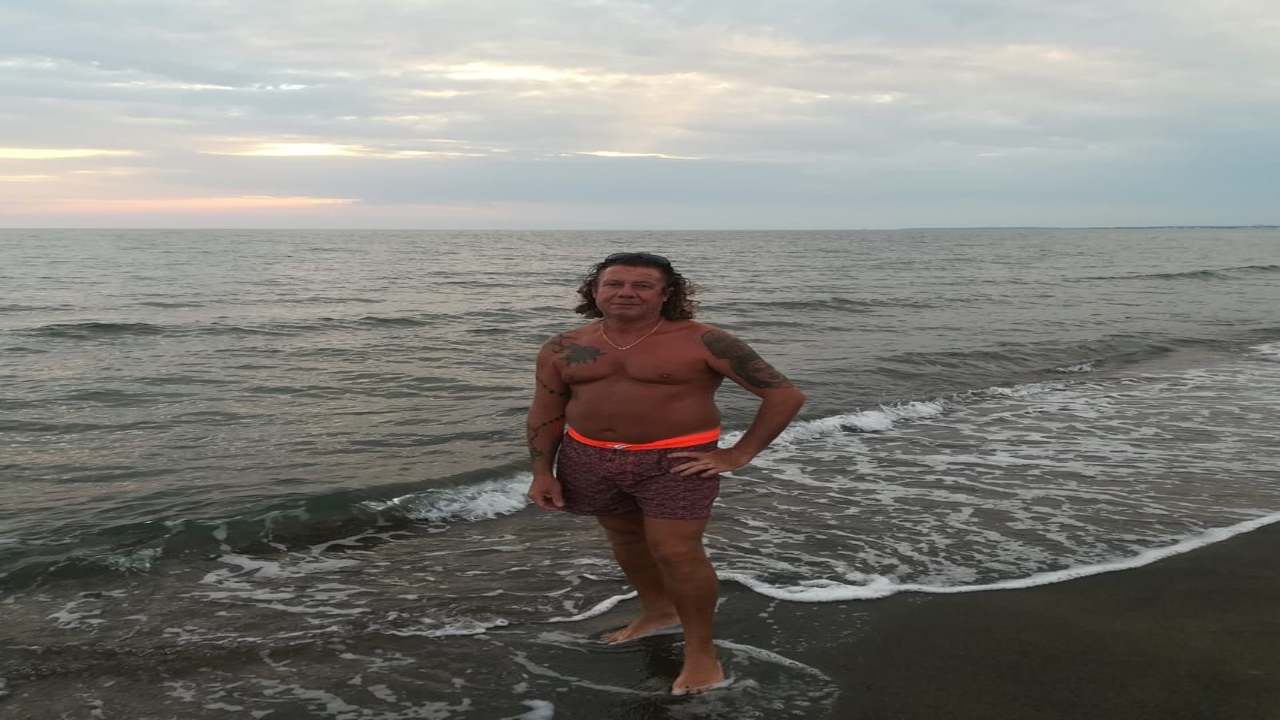 Franco Gatto è morto ieri a 59anni dopo aver soccorso in mare tre bambine che stavano rischiando di annegare. Il ricordo e la denuncia della moglie