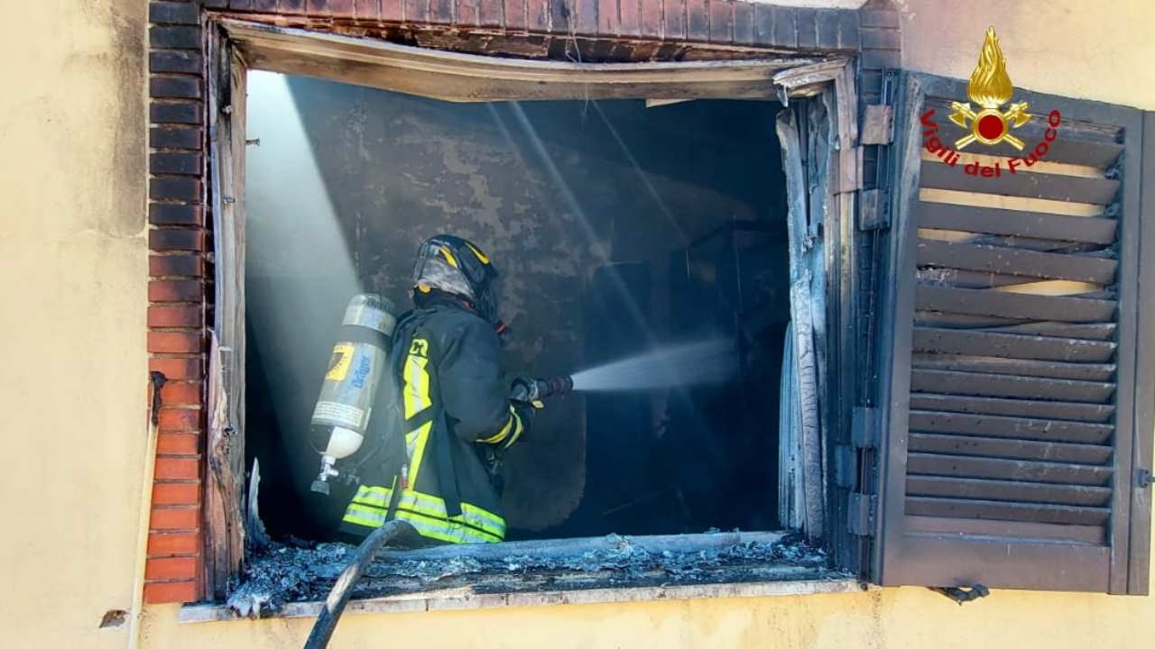 Intervento Vigili del Fuoco per un incendio in un'abitazione a Terracina