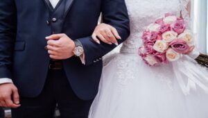 Annuncio choc in vista del matrimonio: neo sposo lascia la compagnia per via della sua infedeltà