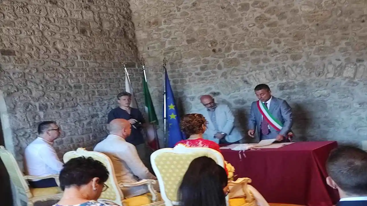 Officiato ieri con rito civile nel palazzo comunale di Anagni, il matrimonio di Chiara e Massimo. Il primo in lingua dei segni.