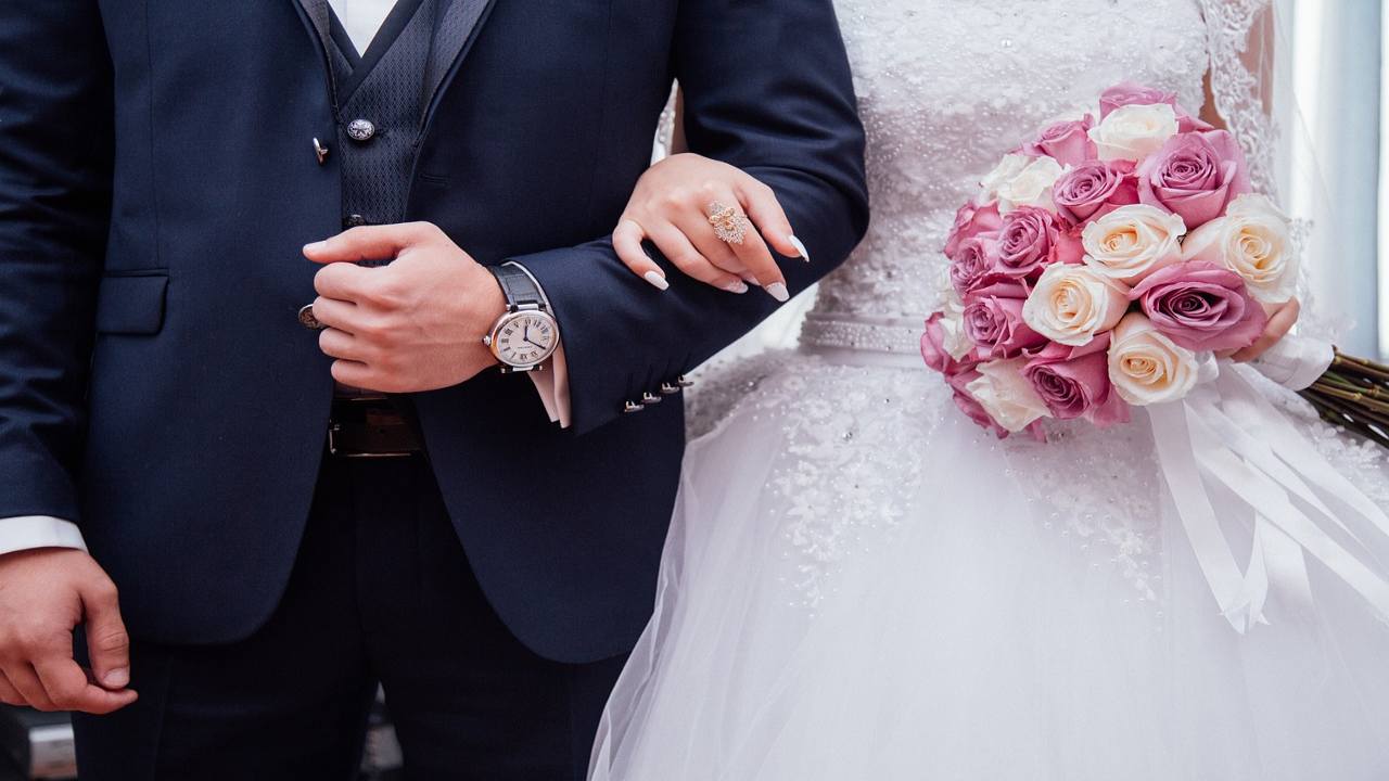 Annuncio choc in vista del matrimonio: neo sposo lascia la compagnia per via della sua infedeltà