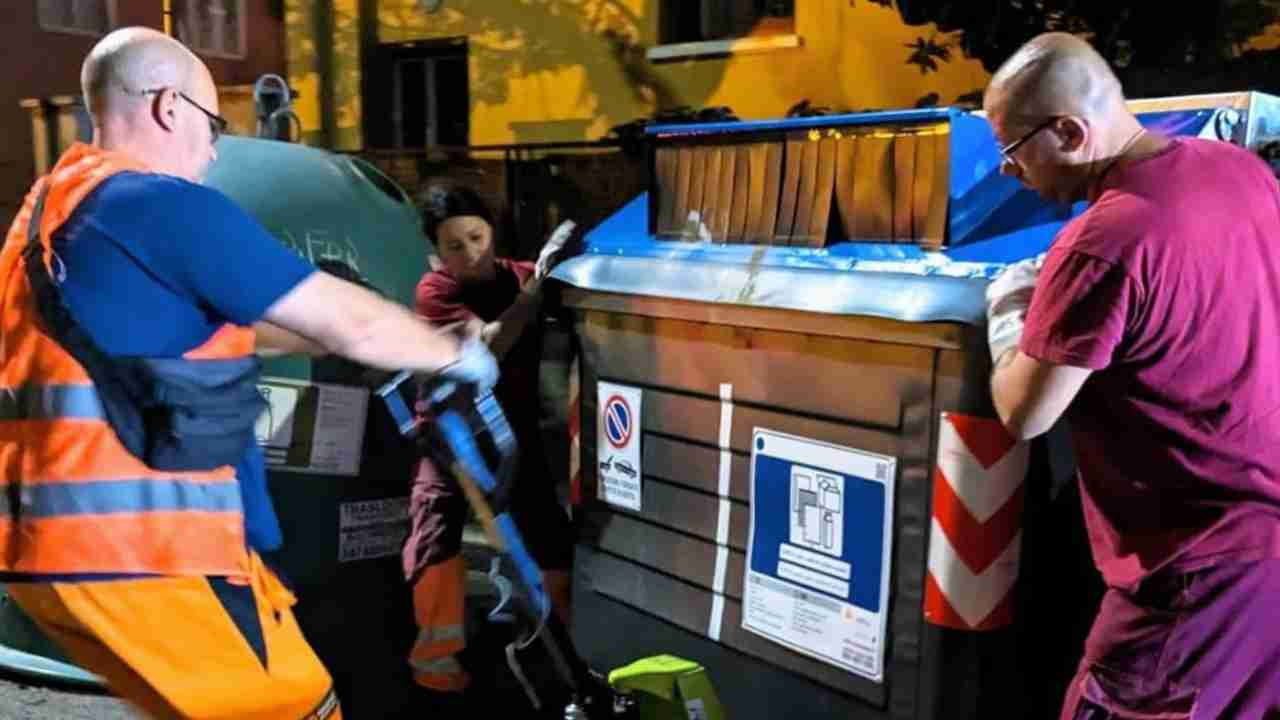 Operatori AMA posizionano nuovi cassonetti a Roma